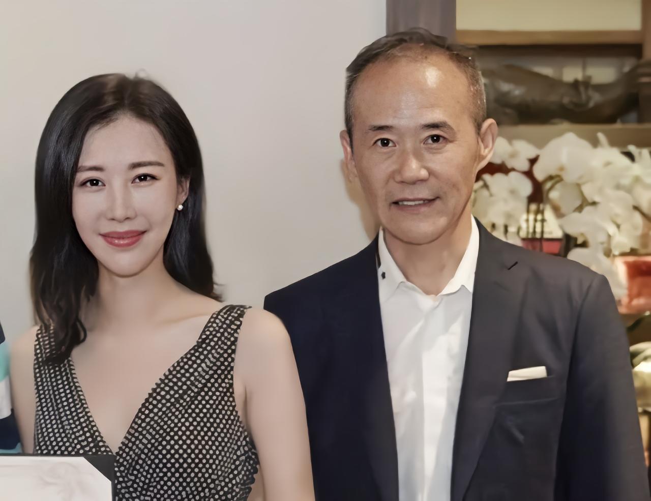 一场火药味十足的夫妻对话！

王石对田朴珺甩出那句“你不够格”，瞬间让现场摄影师