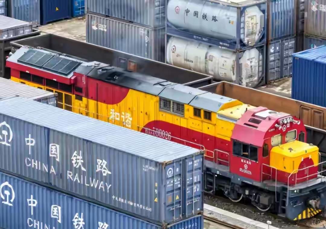中国找到中欧班列替代路线！波兰失算要丢金饭碗，忘了中国“狡兔三窟”。近日，波兰借