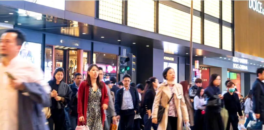 中国人的消费力，杠杠的。数据显示，中国2023年奢侈品达到10420亿元的市场规