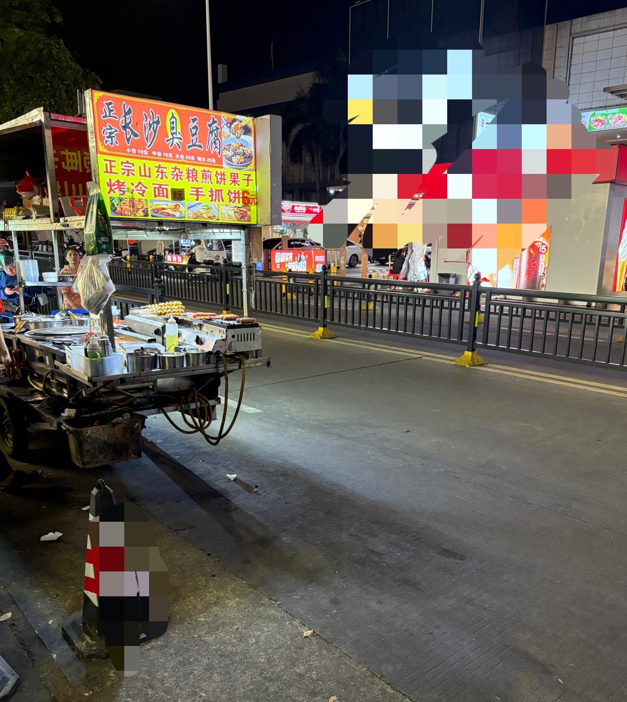 听说搞一个这种夜宵小推车，
每月能挣个8千，1万的。

其实，工作真的不分贵贱，