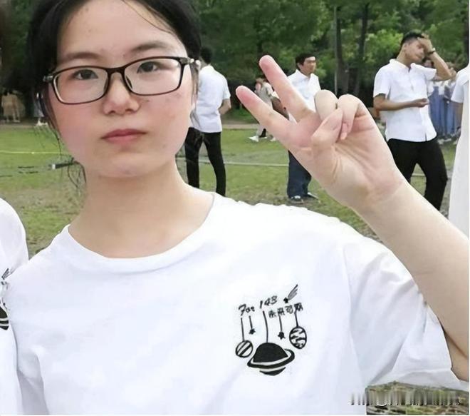 钟芳蓉选择去敦煌研究院上班是一个非常值得尊重和支持的决定。这个决定体现了她对自己