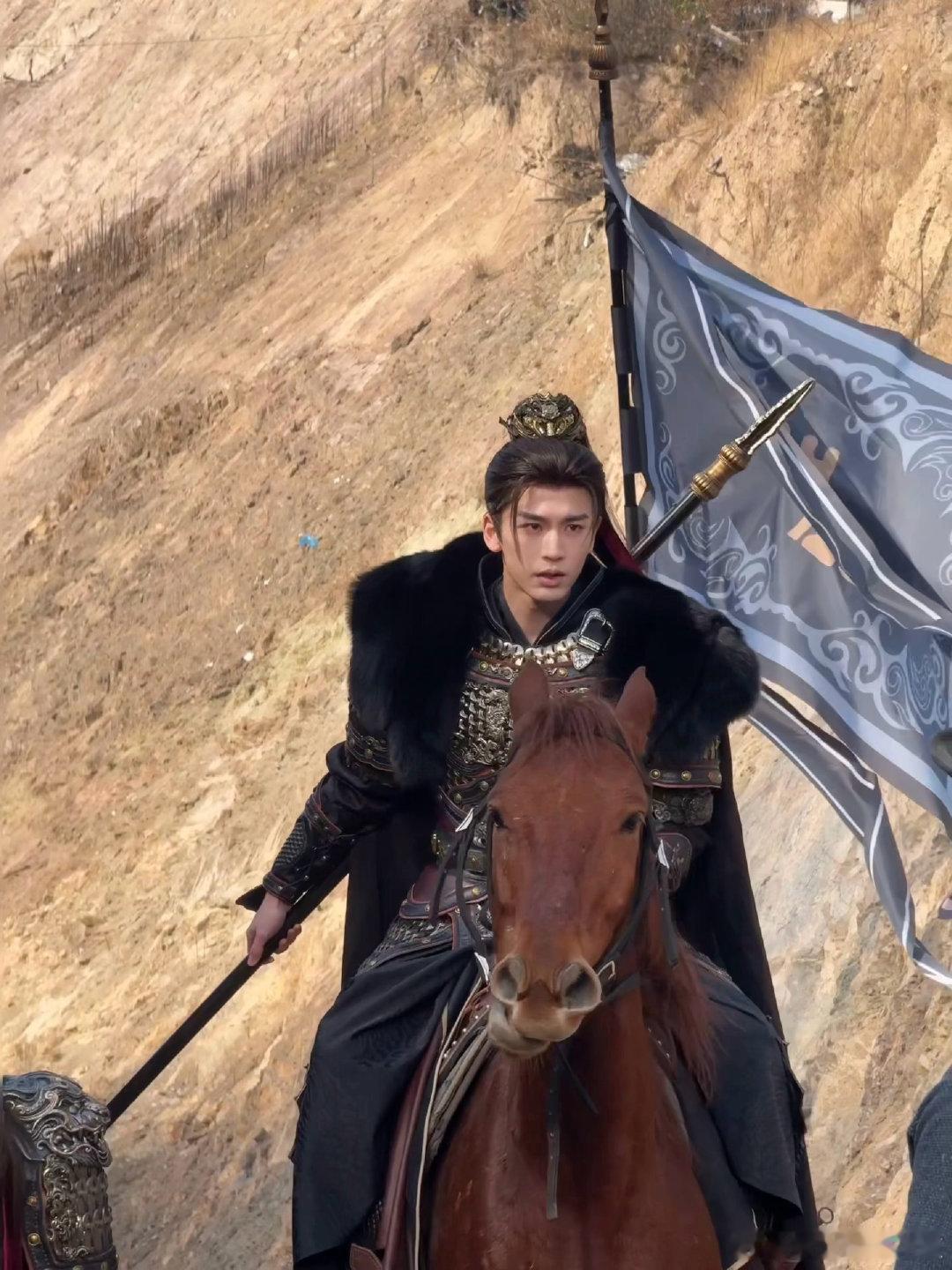 该说不说张凌赫这个造型是真的挺帅的，他的身型真的是男明星标准身材，演将军也不会显