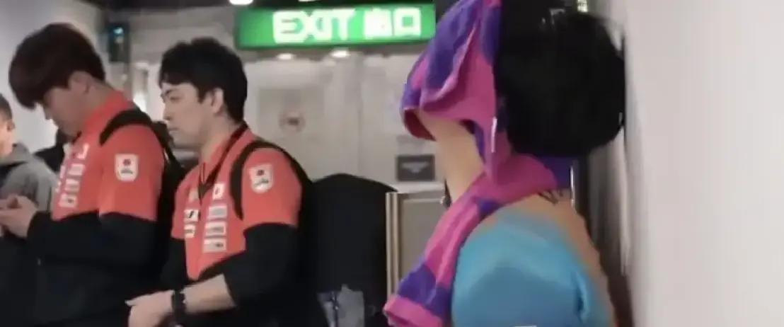 10-8握赛点时，松岛辉空的球拍差点砸向球台——但他最终蹲在蓝色地胶上，把脸埋进