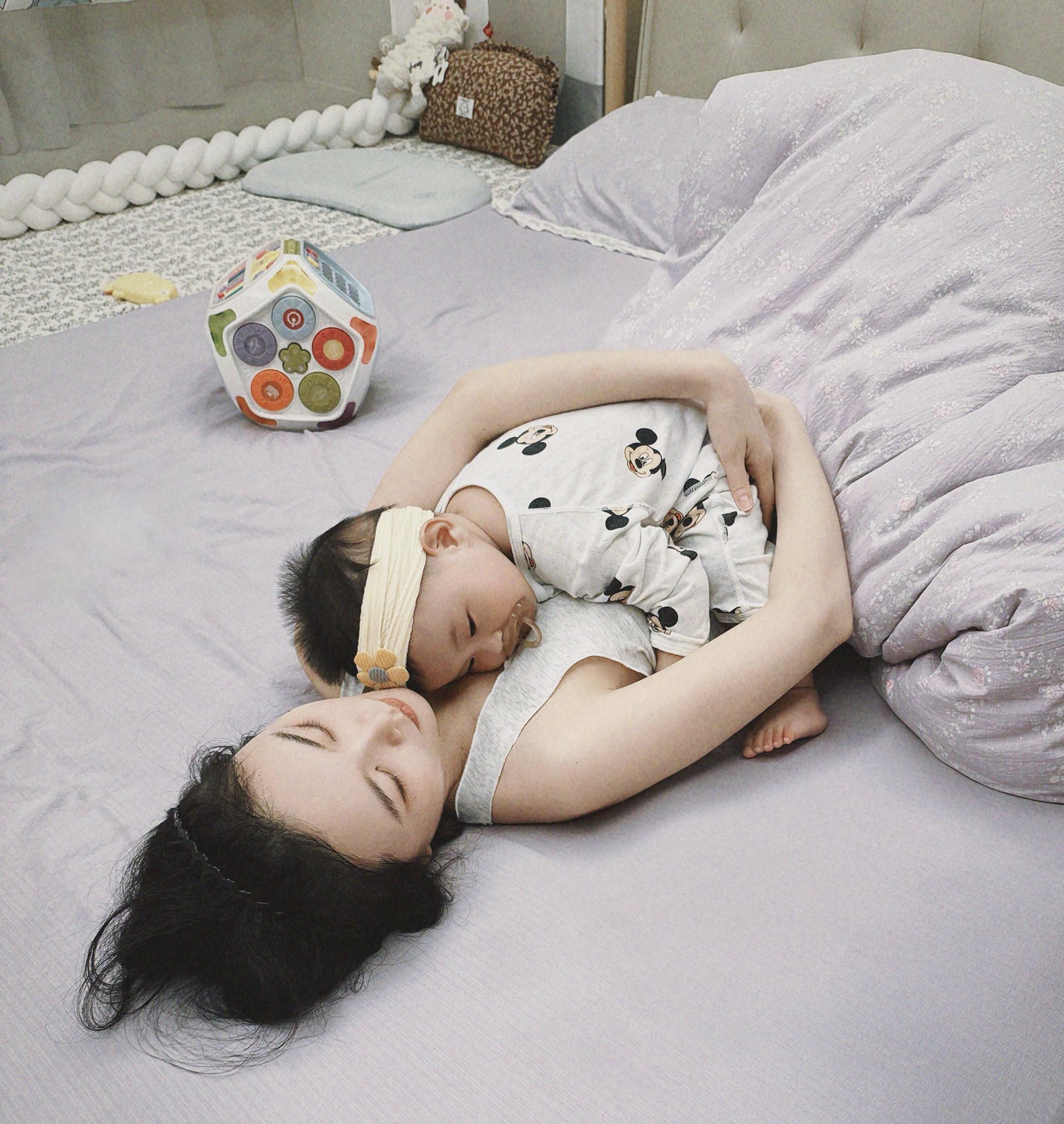 “妈妈”这个词太沉重了 终究是只有妈妈活成了千军万马 每一个手足无措的...