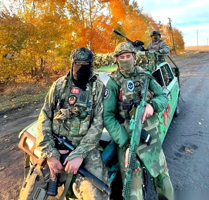 把重刑犯从牢里提出来，塞上枪，送到前线去当炮灰。
你没看错，这不是电影，是现在俄