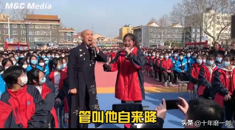 河南淮阳一高中学生贾方宇与白军选合唱了一段《收姜维》。这是越调，河南地方戏，代表