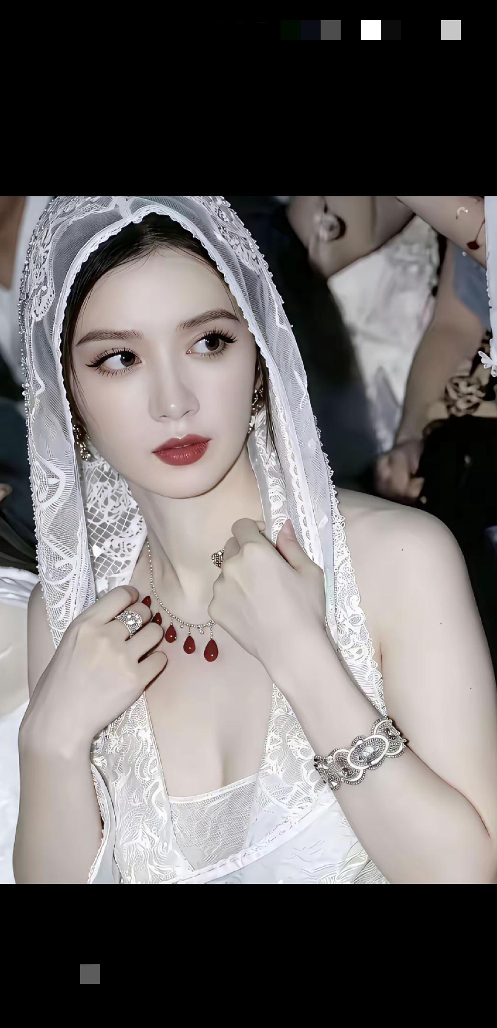 上联：肤白貌美
……
上联：天生丽质明星范
……

[彩虹][彩虹][彩虹][彩