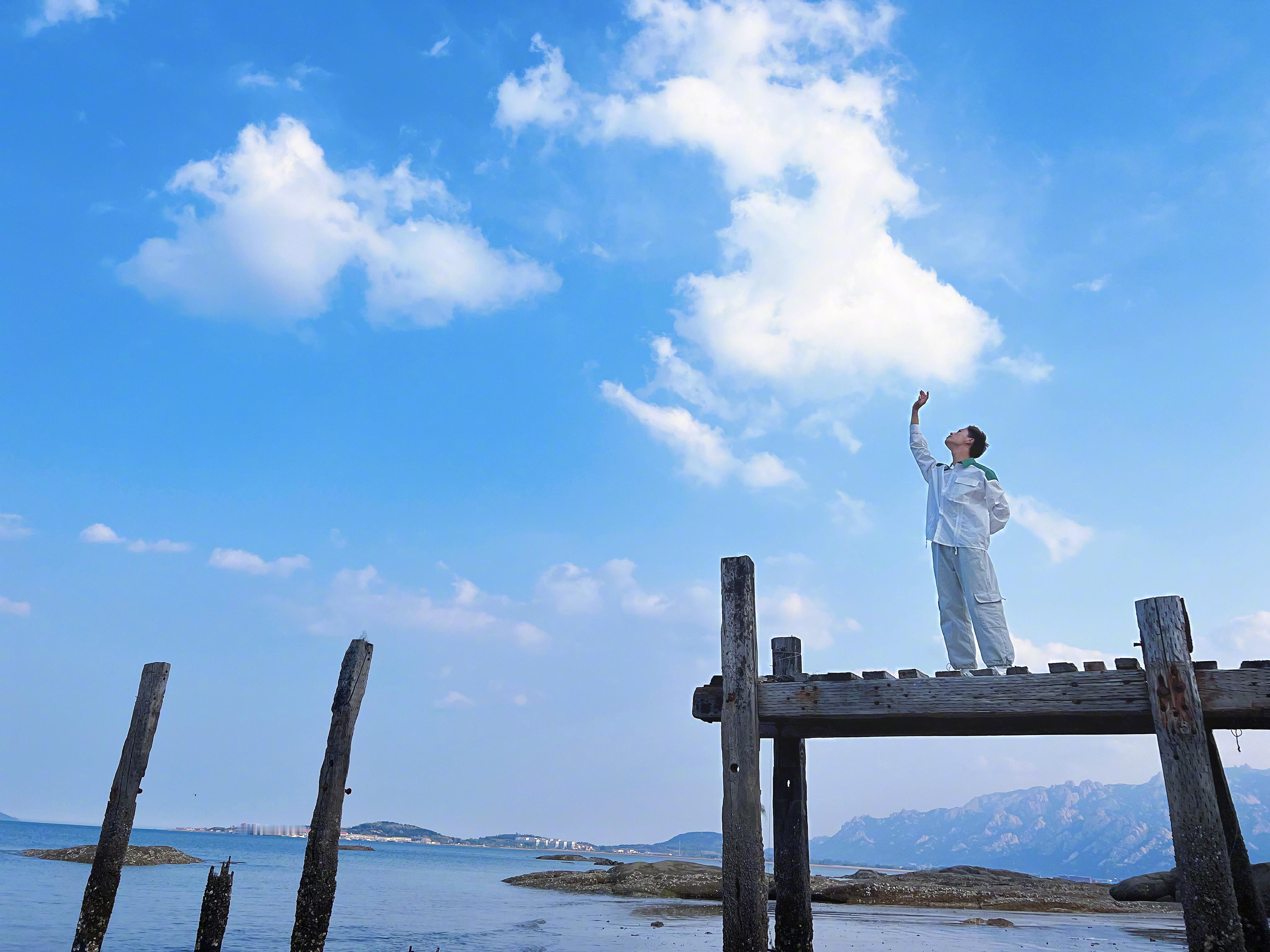   #城市巡游记#青岛，一座被大海深情拥抱的城市。漫步在海边，微风轻抚着面庞，海