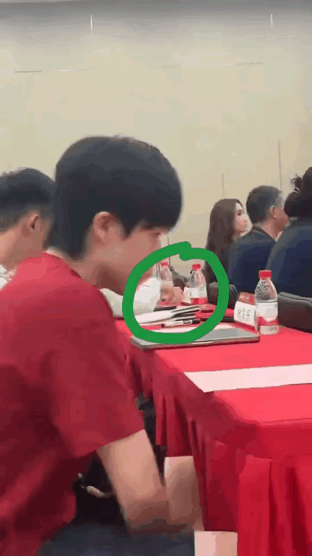 老师提前准备好球拍准备下课后让王楚钦签名！[大笑]
老师知道王楚钦要报到，提前就