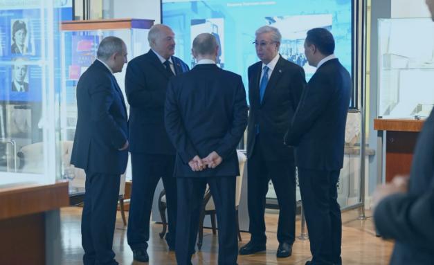 12月22日，普京背手而立，与刚从日本赶来的哈萨克斯坦总统、吉尔吉斯斯坦总统聊得