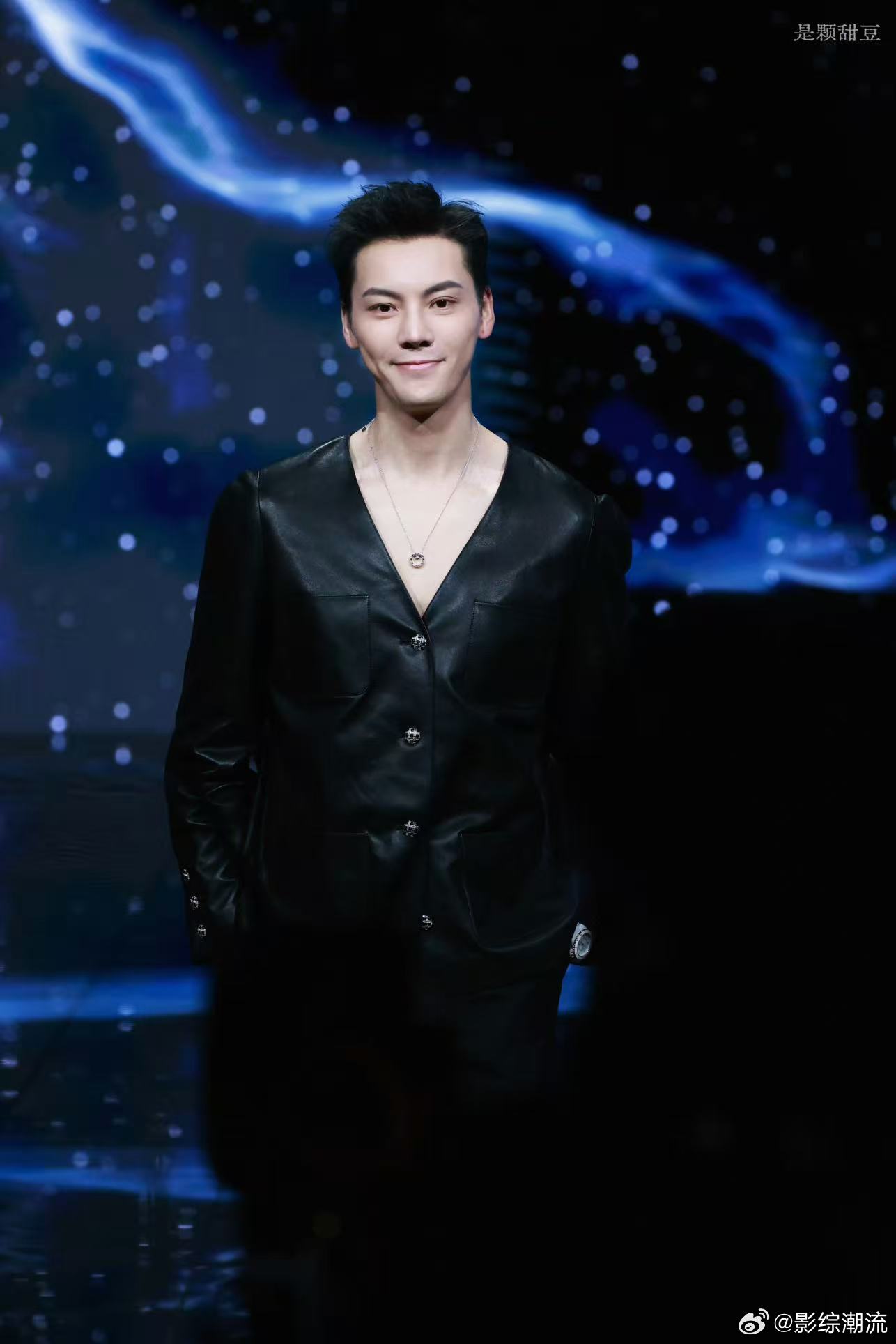 陈伟霆 好优越的一张侧脸 这一刻，整个世界都被他的侧脸吸引，简直是无法抗拒的魅力