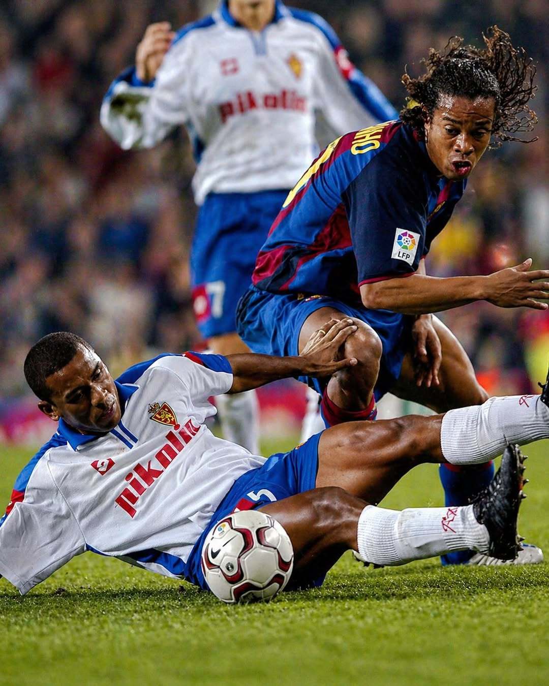 罗纳尔迪尼奥 2003/04 赛季……传奇篇章就此开启✨加盟巴萨的首个赛季，为足