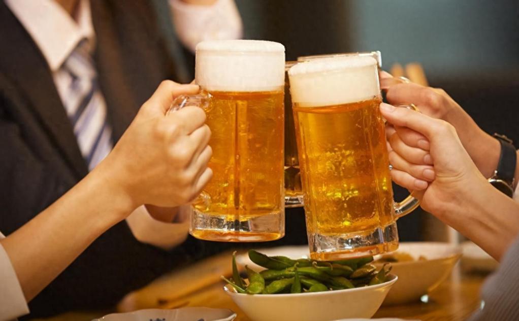 听一句劝：高血压不想脑出血，4种酒要少喝，再馋也要忍住

饭桌上很多人查出血压偏