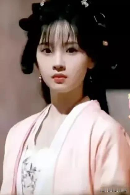 说真的，照片中这个张姓女艺人演林黛玉，比陈晓旭差的好远。
只有一张清秀的脸蛋，根