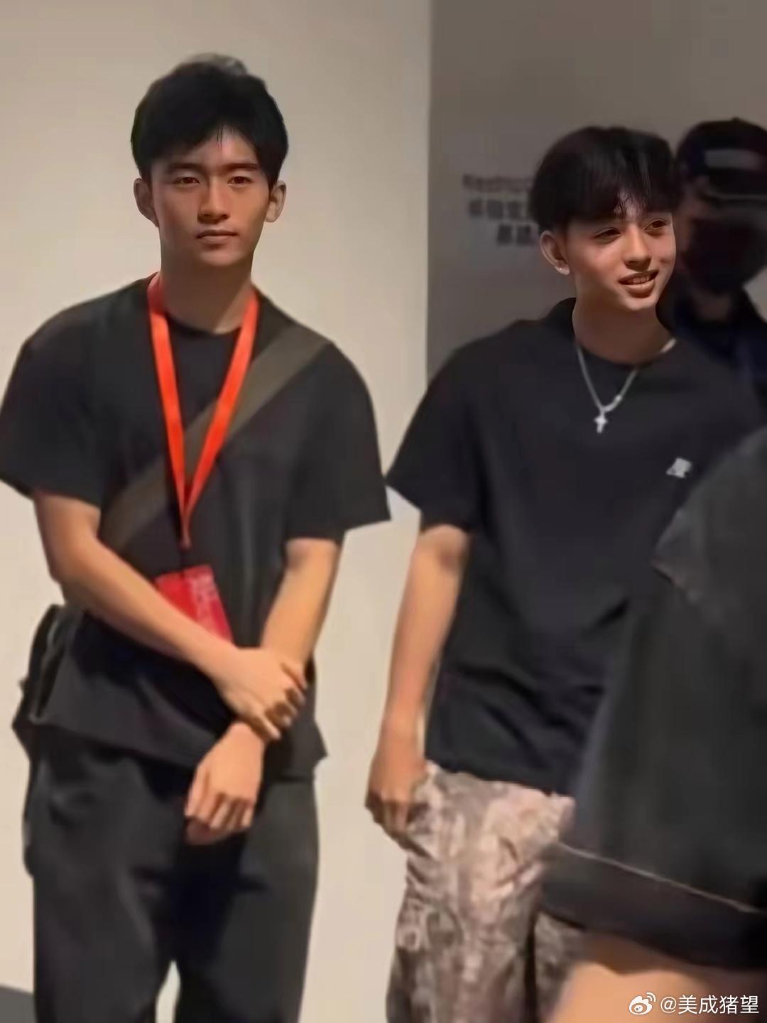 原来张柏芝两个儿子这么大了，颜值都好高 