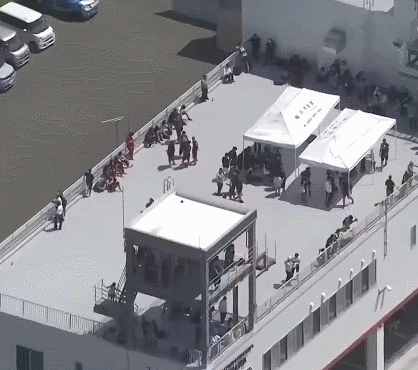 日本媒体直升机拍摄到，部分海边民众选择去比较大的建筑楼顶避难。

其实目前海边观