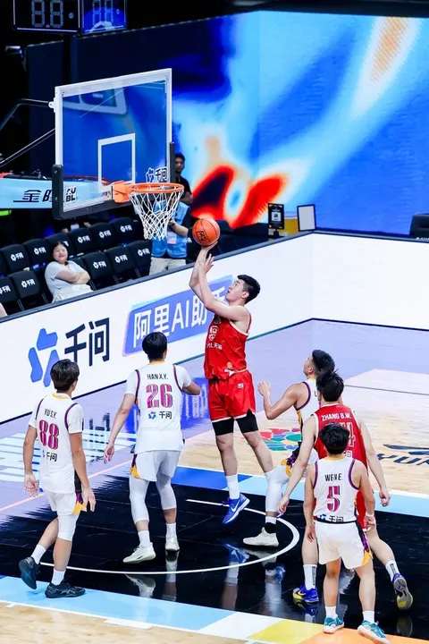AUBL2026揭幕战今晚小森林们可是开心坏了，这边看AUBL清华和悉尼打得火热