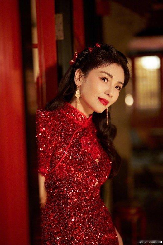 刘涛 该叫妈妈还是叫姐姐 刘涛穿红裙也太好看了！端庄大气又不失温柔，一出场就是焦