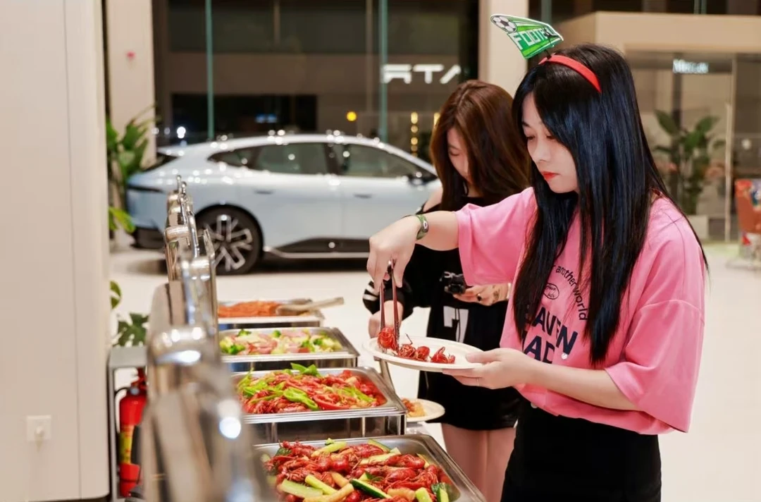 从客厅搬到旗舰店，阿维塔重新定义什么叫看球[自拍R] "现在车企都在卷...