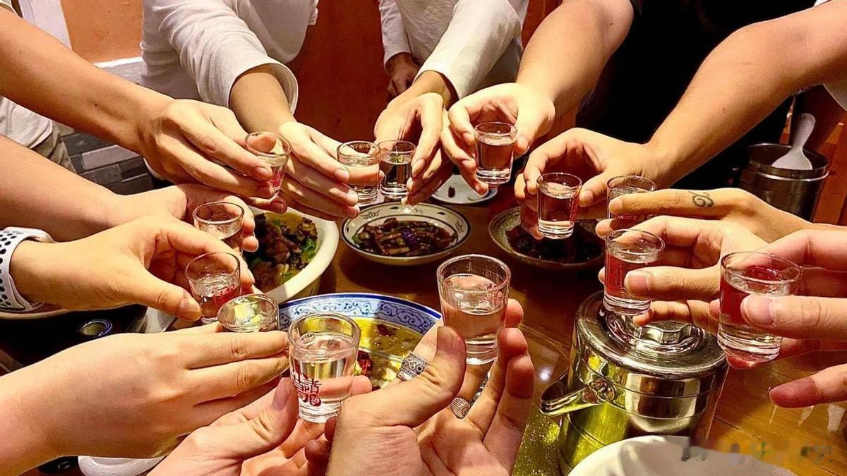 建议男人：人到中年喝酒谨记“3不碰”别马虎
 
1、喝酒不喝茶
 
喝茶对人体有