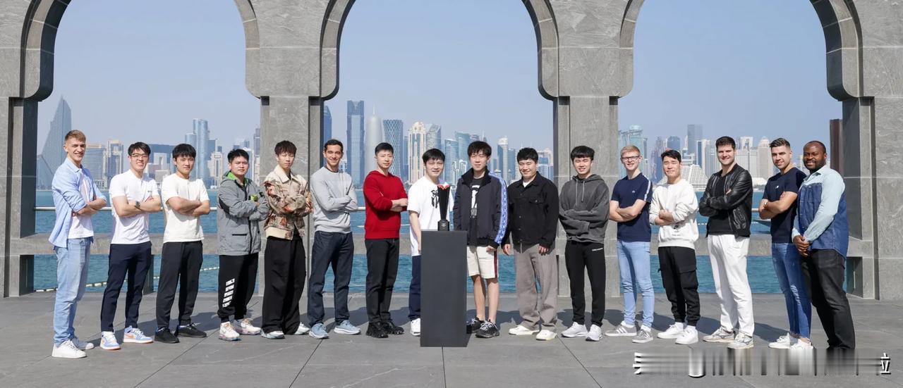 #WTT多哈男子总决赛# 大合影来啦，樊振东，王楚钦C位，一眼过去林高远穿的最花