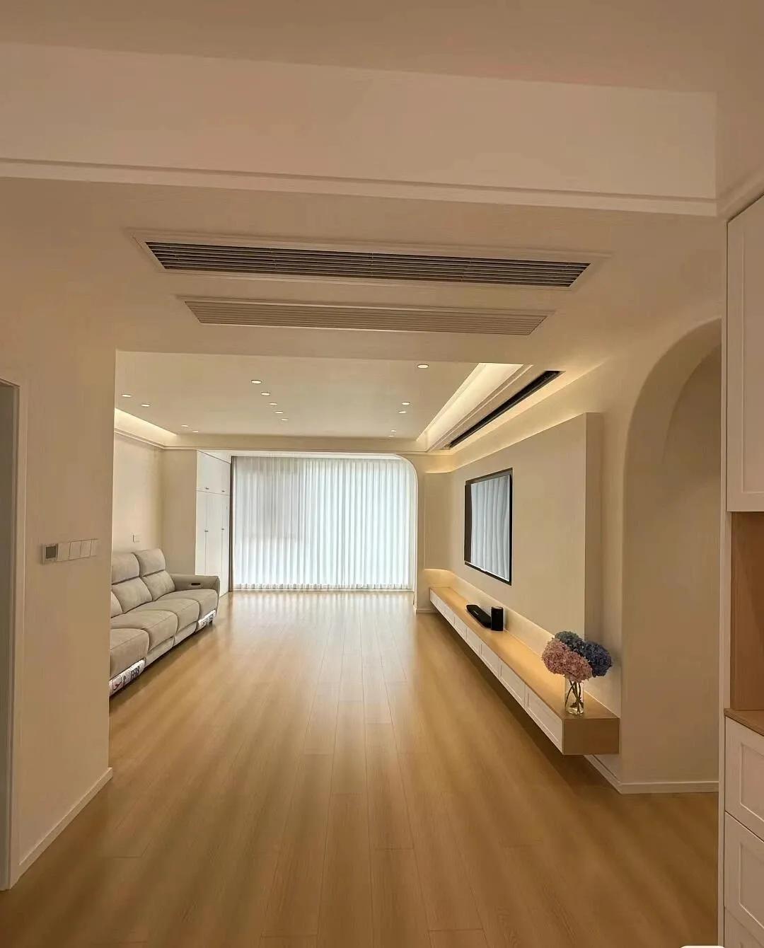 只要你用心，穷也可以极简，穷也可以精致。
发现上海一女姑娘，因穷装而走红，家徒四