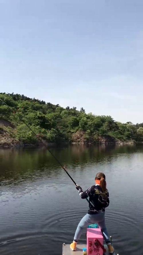 曾经，林黛玉荷锄葬花，那是经典的女性和自然互动模式——怜惜、柔美。而今，女生们扛
