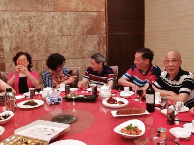 单位有位女同事，退休后不知经历了什么，变得格外爱说话，且说话不过脑子，总是想到什