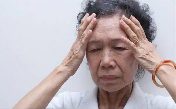 脑出血最早信号不是头痛！医生：若频繁出现这4个症状，马上检查

脑出血，这个让人