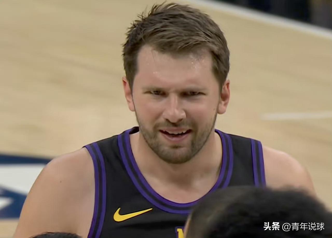 湖人队故意的吧！

今天湖人队背靠背对阵骑士队的比赛，由于三节结束落后太多，骑士