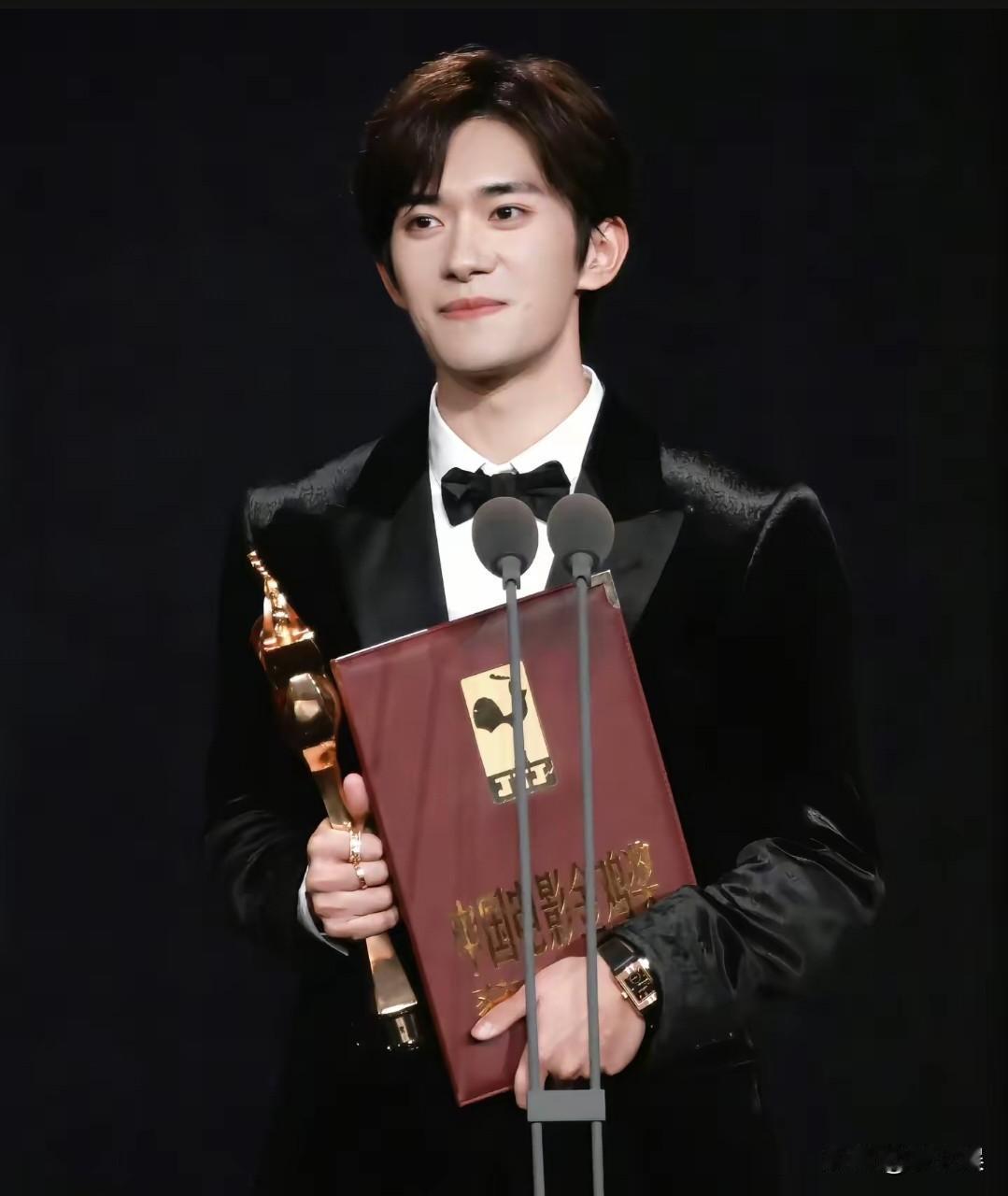 曾经易烊千玺在三小只的时候，三位都在发签名照，可是没有人走向易烊千玺，他那时候心