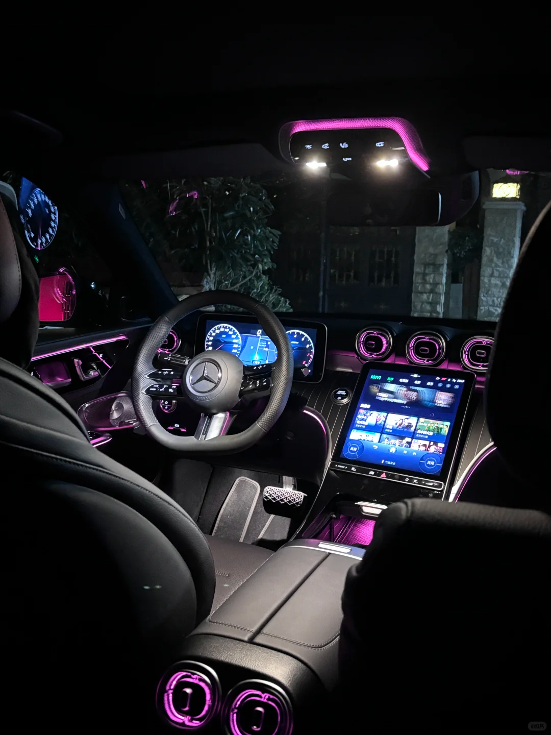 奔驰诚不欺我！怎么会有这么好看又高级的车内饰！氛围灯亮起来的时候，觉得这辈子拥有