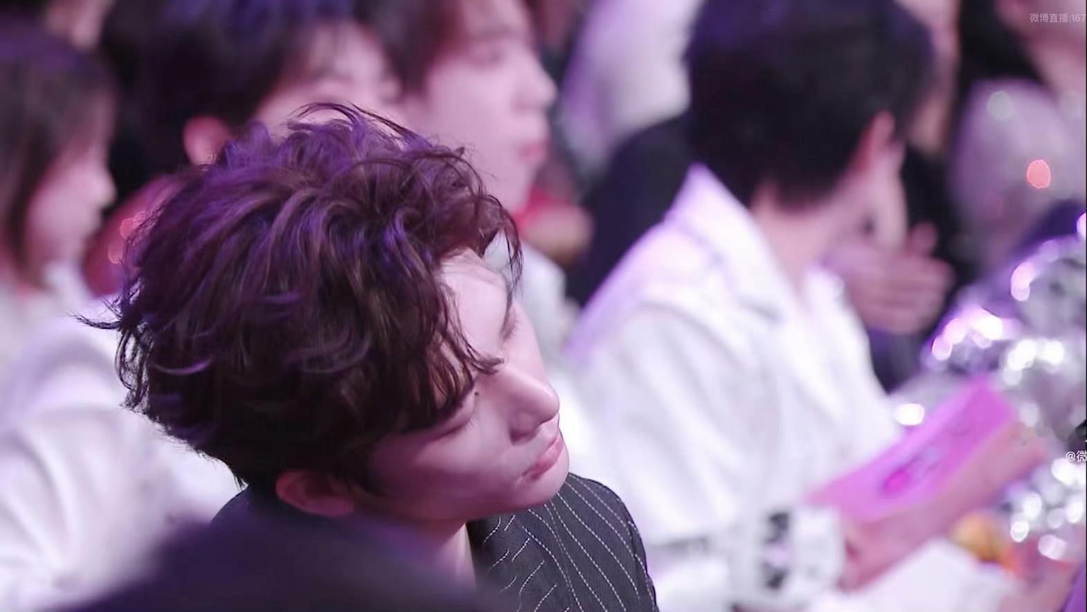 看得出来王安宇真的困了不开玩笑，这个王安宇犯困的时候也帅的不行微博之夜