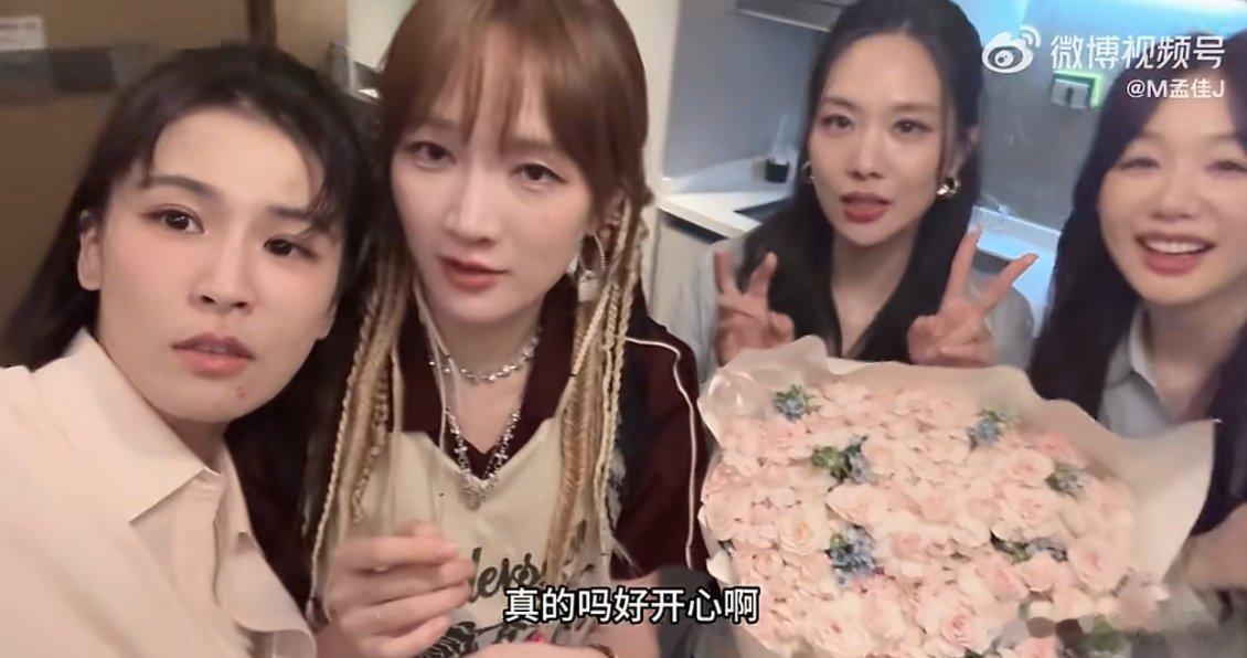  难得宝莲姐妹重聚，吃醋互动尽显亲近；何炅李维嘉默契互补，加上魏大勋想常驻一档综