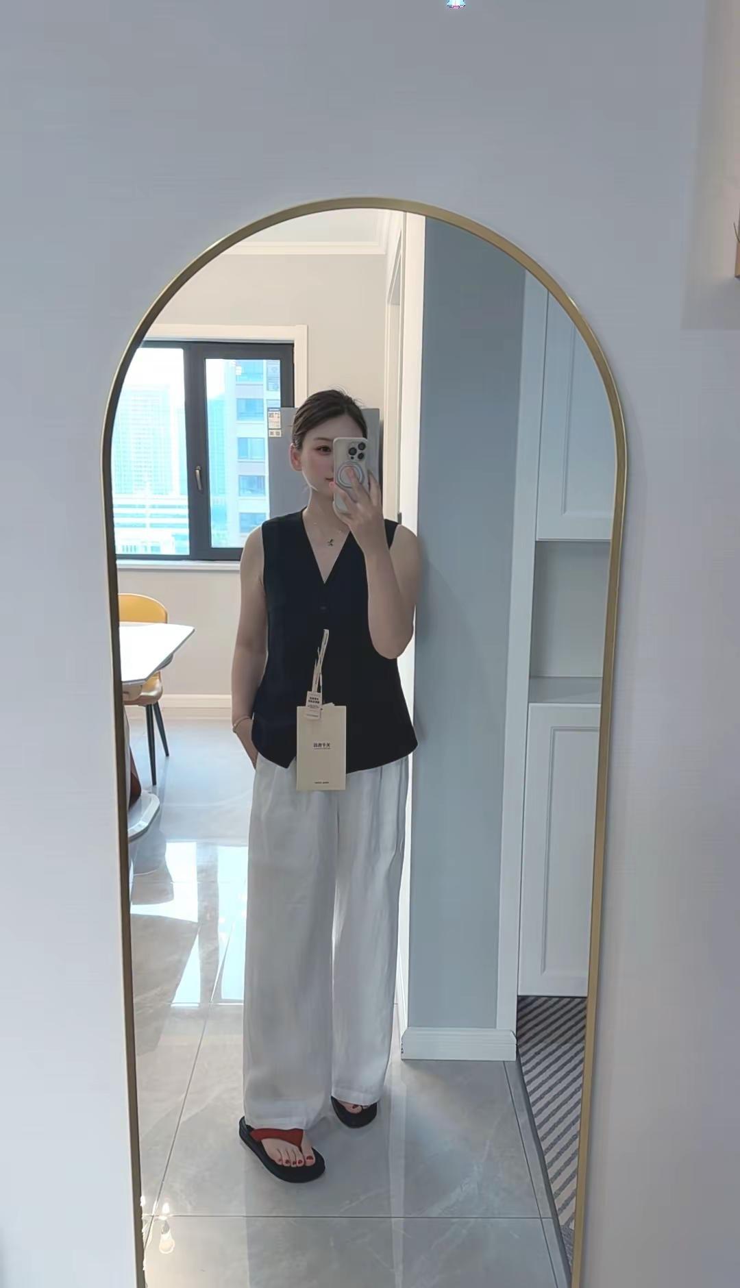 我是丽姐。丽姐家的天丝马甲姐妹们都是怎么搭配的，与其花里胡哨的搭配，我好像更喜欢