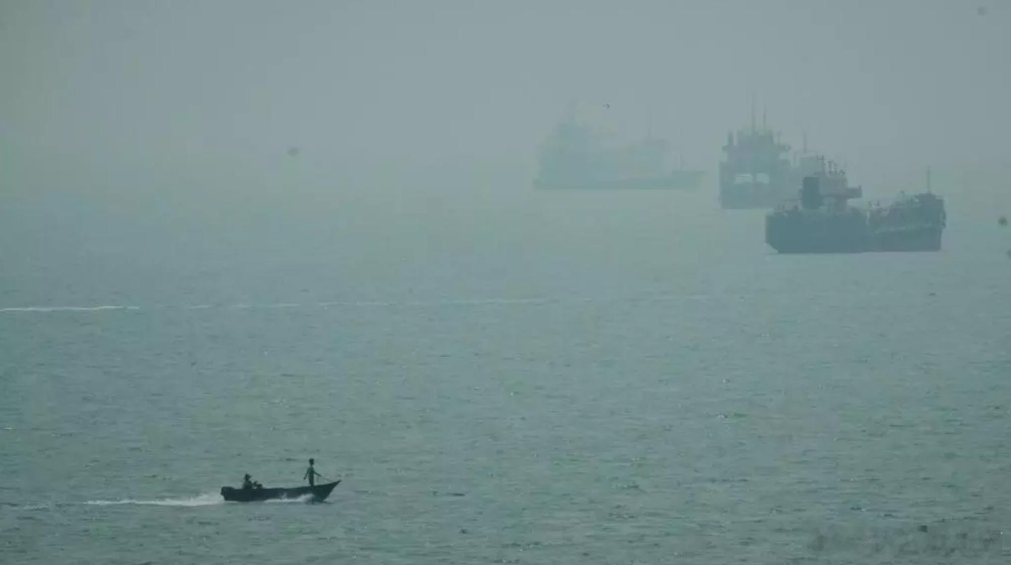 美军打击油轮后 霍尔木兹海峡附近疑似出现大片浮油海外新鲜事 据法新社报道，美国对