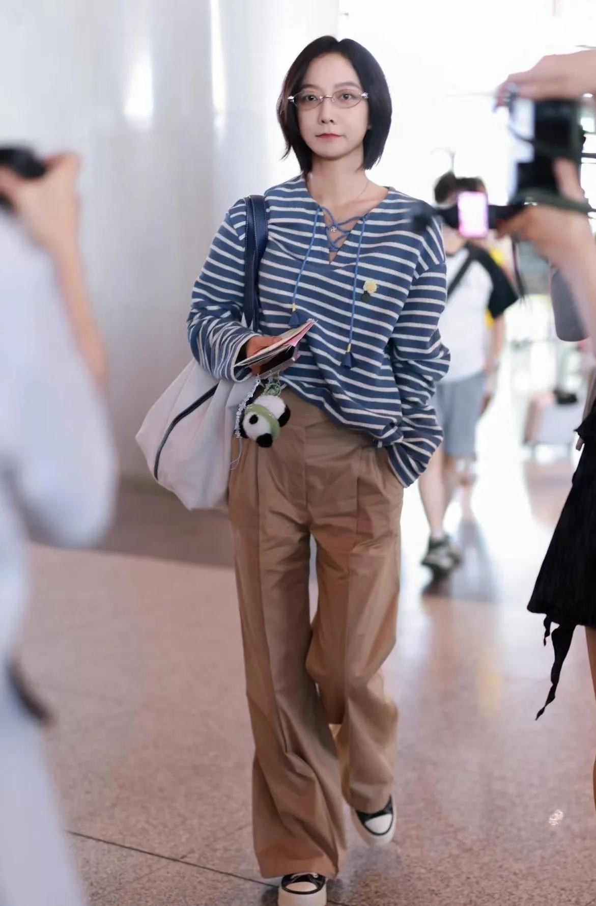 王珞丹这松弛感，是把机场走成了街拍现场✨
 
蓝白条纹T+卡其阔腿裤，随性又清爽