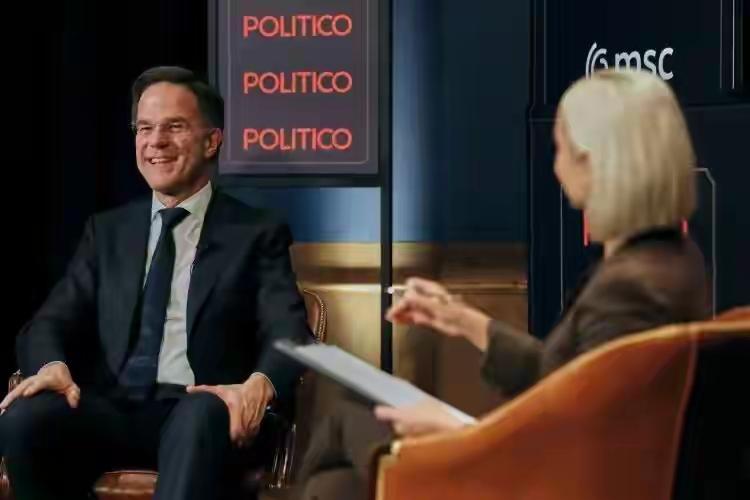 正在举行的慕尼黑安全会议期间，有记者问北约秘书长吕特：“谁是你爸爸？”吕特竟然嬉