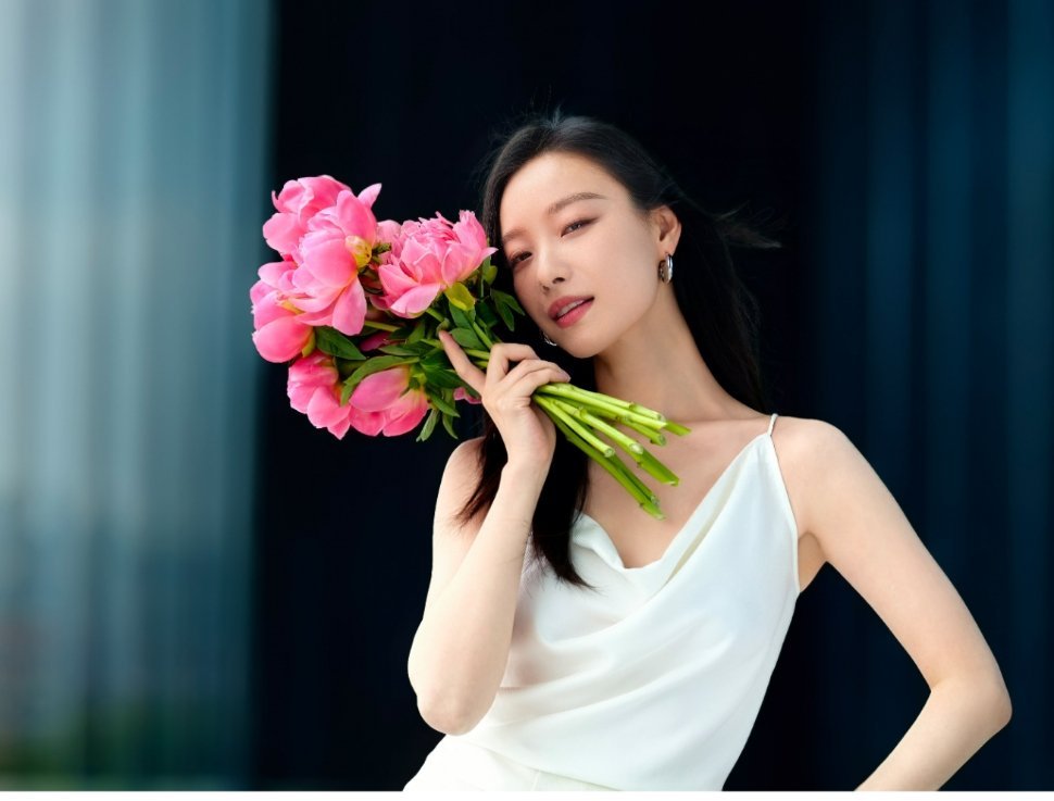 #520明星都出来营业了#倪妮也有经典捧花头像了，520营业真的好美，手机镜头下