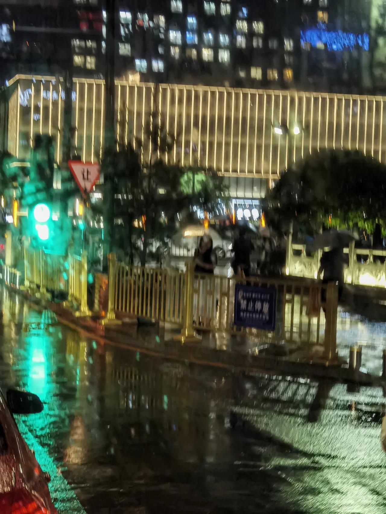 西安今天晚上大雨，气温18-28度，路上积水较多，行人大部分打着伞，地铁上人比较