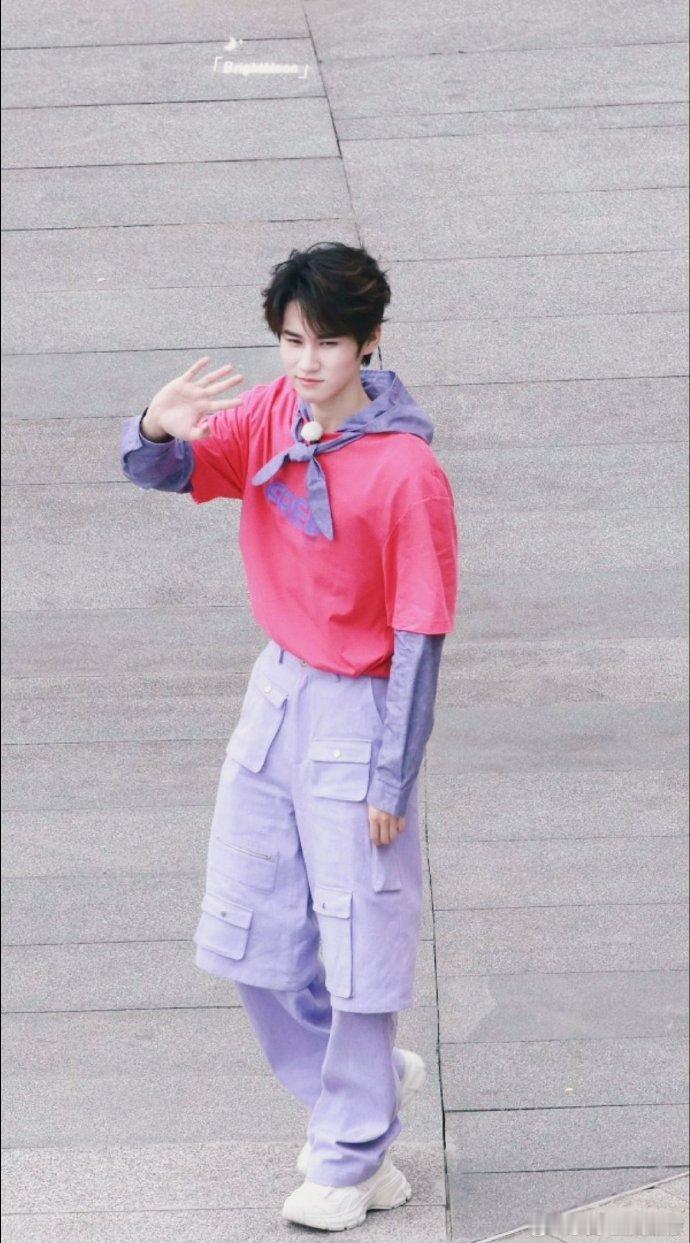#张真源不敢搭苗苗肩膀#好喜欢张真源，张真源好腼腆啊，怎么那么可爱，各个细节都那