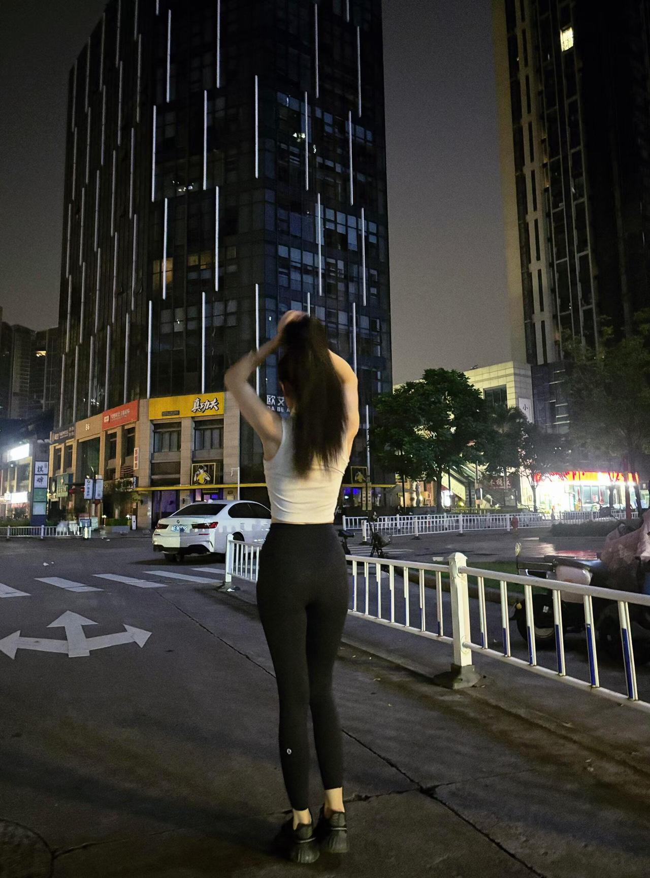 人这一辈子，

不是工作不好找，

主要是自身条件不太好。

你嫌人家工资低，