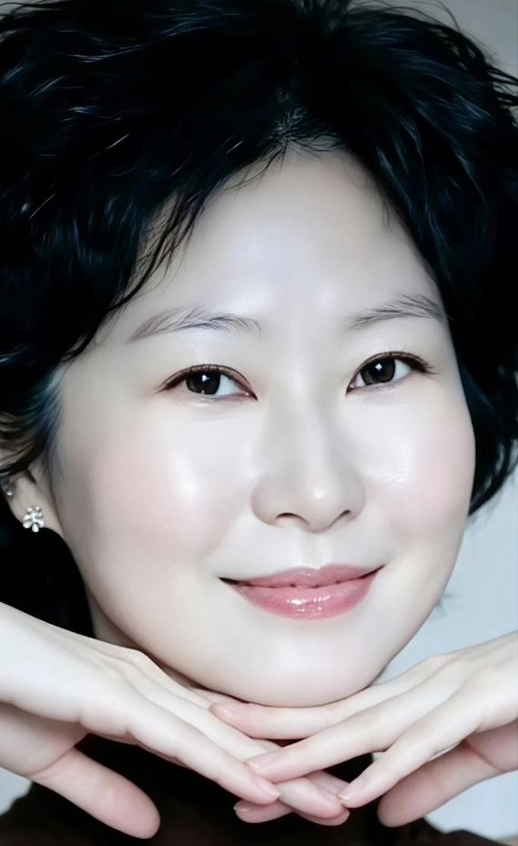 微笑的女士用手托着下巴。