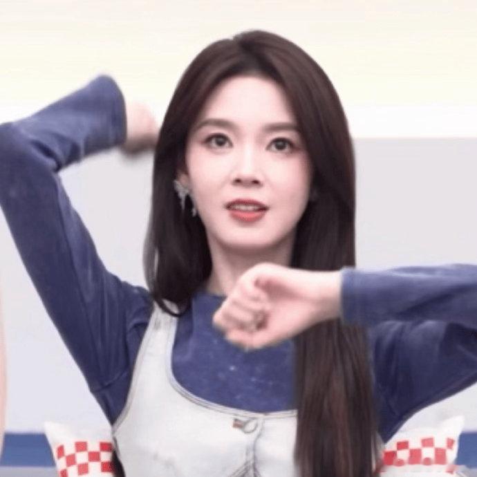 陈瑶直拍 陈瑶今天的后台直拍，美得很安静。她不需要大动作，就站在那里，黑长直发垂