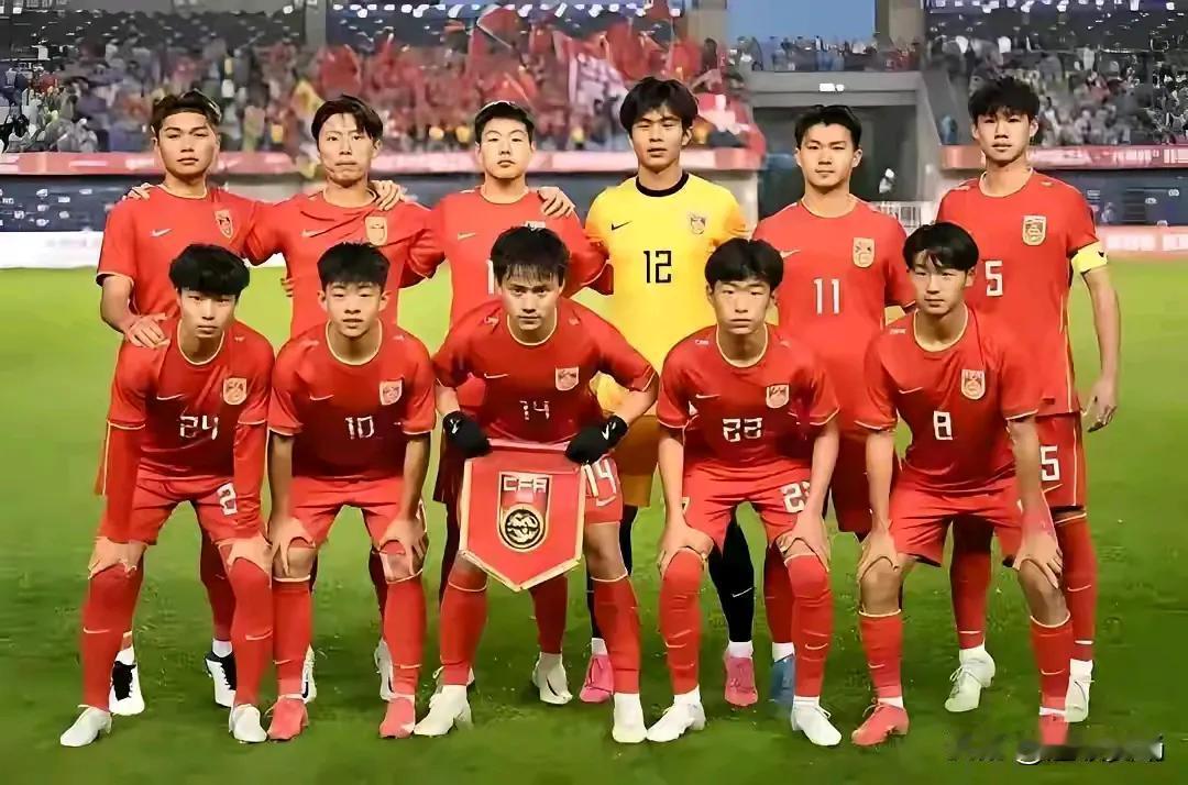 国少赢得了四国赛的冠军，是值得高兴的事情，低迷的中国足球看到了年轻人在成长，在进