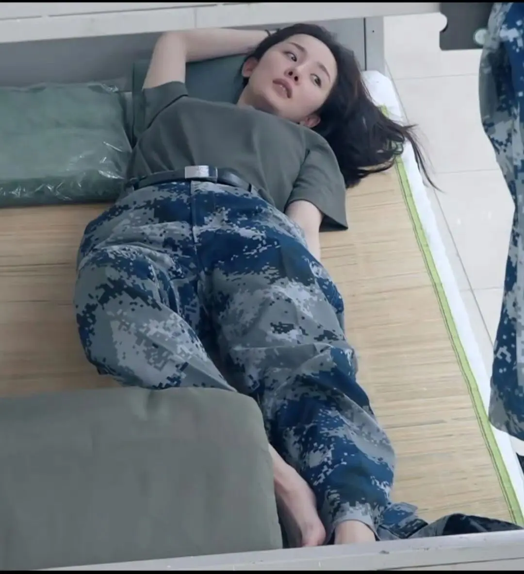 杨幂军训的样子。