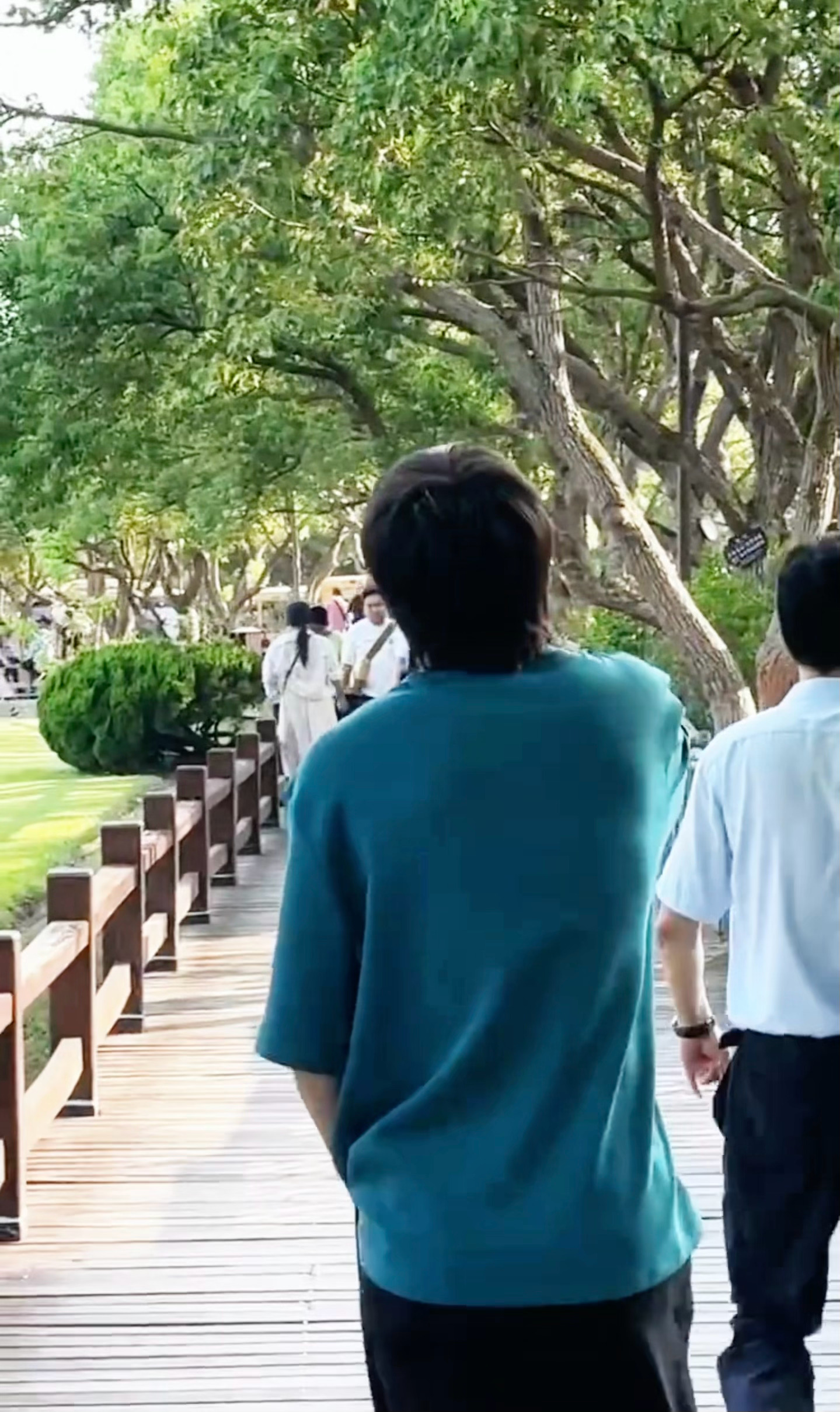 你的消息太难等了 我去和我哥哥逛公园啦🤲🏻 