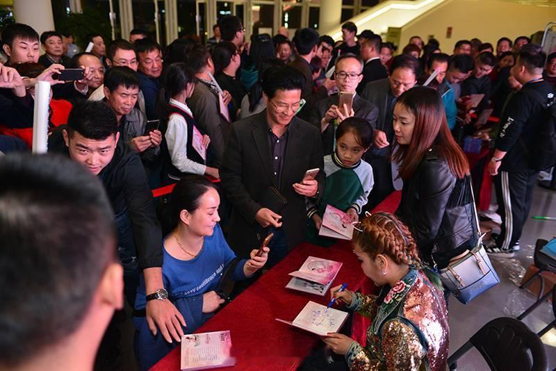 哪儿来这么多男粉其实只是想看美女吧 