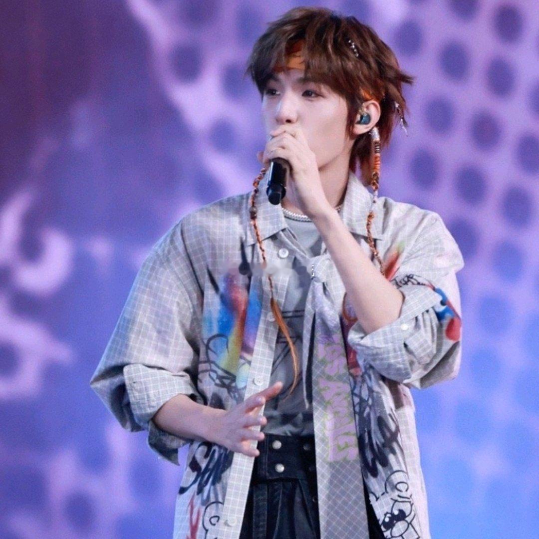 张泽禹没有不全开麦的义务  谁听了张泽禹这段舞台不被他温柔的rap直击中，voc