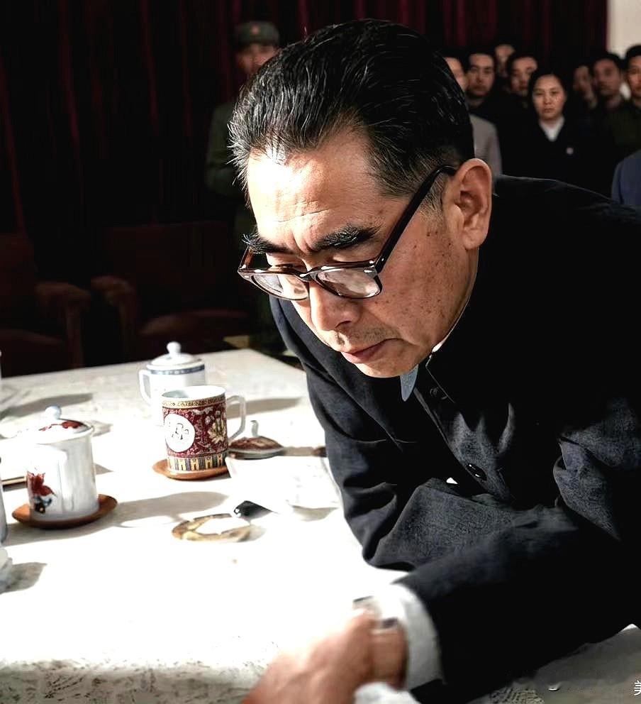 1966年3月，河北邢台发生地震，68岁的周总理在震后第二天，乘直升飞机前往地震